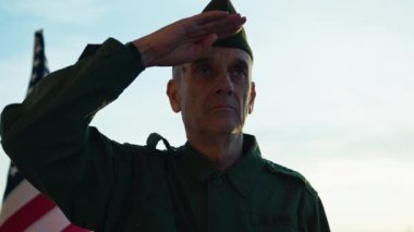 ABD Bayrağına Karşı Emekli Amerikan Askeri.