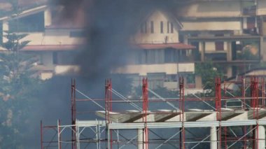 Büyük yangın kentte inşaat halindeki bir binayı tahrip etti.