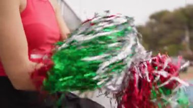 Ponponlu ponpon kız en sevdiği takımı alkışlıyor..