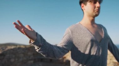 Genç çocuk kalenin yanındaki tepede Latin americano balesi yapıyor..