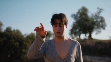 Genç çocuk kalenin yanındaki tepede Latin americano balesi yapıyor..