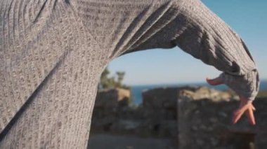 Genç çocuk kalenin yanındaki tepede Latin americano balesi yapıyor..