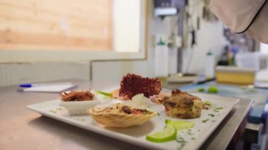 Aşçı lokantada balık pişiriyor..