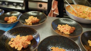 Aşçı lokantada balık pişiriyor..