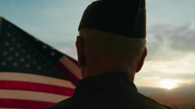 ABD Bayrağına Karşı Emekli Amerikan Askeri.