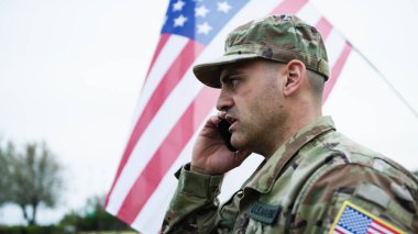 Amerikan askeri askeri, savaşta eşiyle telefonda konuşuyor. - Ne?.