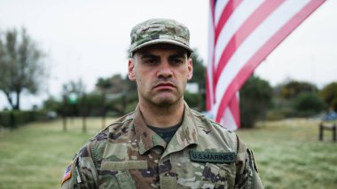 Anma Günü için Amerikan Askerleri Mezarlıkta Selamlıyor.