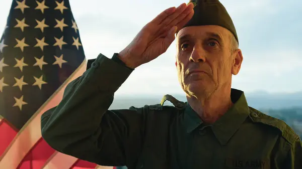 Kıdemli Asker Gaziler Günü 'nde Amerikan Bayrağına Karşı.