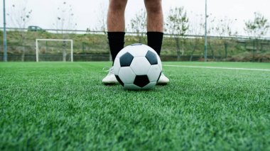 Oyuncu sahada serbest stil futbol oynuyor.