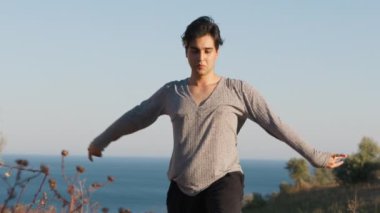 Genç çocuk kalenin yanındaki tepede Latin americano balesi yapıyor..