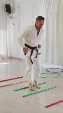 İki kıdemli karate uzmanı Kimono ile jimnastik yapıyor..