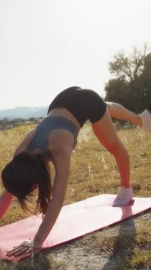 Kırsalda Kırmızı Elbiseyle Dans Eden Genç Kadınlar.