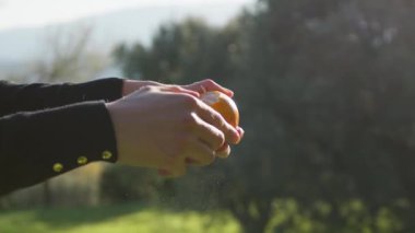 Kız kırsaldaki portakal meyvelerini soyuyor..
