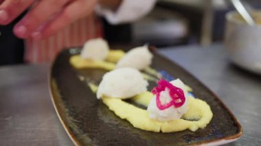 Aşçı lokantada balık pişiriyor..