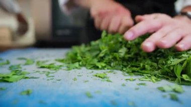 Aşçı lokantada balık pişiriyor..