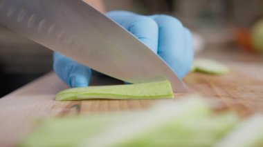 Şef evinde İtalyan balığı yemeği pişiriyor..