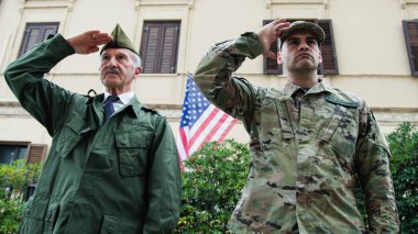 Anma Günü 'nde Usta ve Askeri Oğul' u Üssün önünde selamlayın.