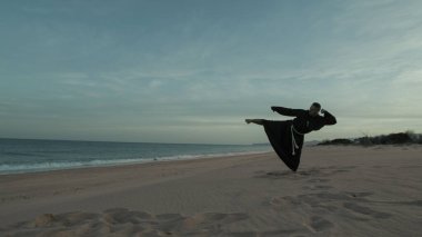 Karate Keşişi Kapanış Trenleri Plaj Sporcusu..