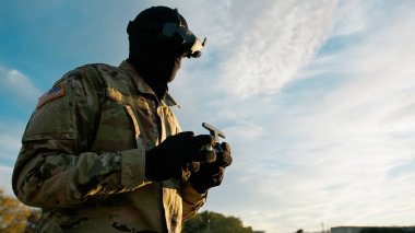 VR kulaklıklı askeri üniformalı adam. Pilotlar Füzelere İnsansız Hava Aracı..