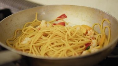 Aşçı lokantada balık pişiriyor..