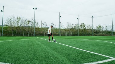 Genç, serbest stil futbol sahada top sürüyor..