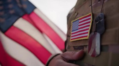 Savaşta ölen kardeşlerine dua etmek için göğsünün üstünde Amerikan askeri eli vardı..