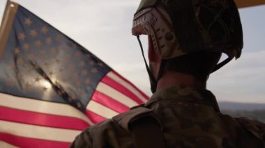Amerikan Askeri Savaş Anma Günü 'nde Birleşik Devletler Bayrağını Giyiyor.