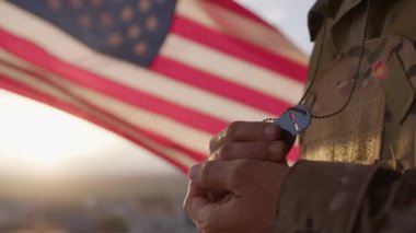 Amerikan Askeri Duaları Köpek Etiketleri ve El sallama Gazileri Günü ABD Bayrak Geçmişi.