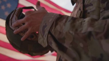 Amerikan Askerleri Gaziler Günü 'nde miğferini takıyor..