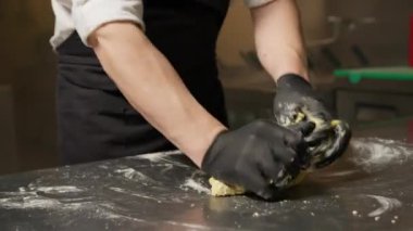 İtalyan Şef, Tagliatelle Makarnası için yumurta ile ev yapımı hamur yapıyor..