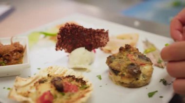 Aşçı lokantada balık pişiriyor..