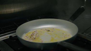 Lokantada Kızartma Tavası Ekstra Bakire Zeytinyağı.