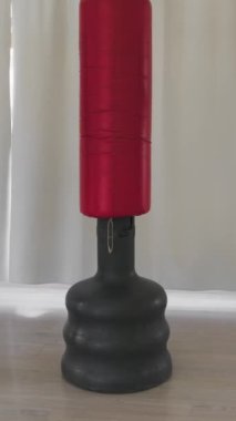 İki kıdemli karate uzmanı Kimono ile jimnastik yapıyor..
