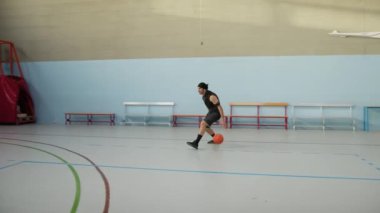 İki çocuk içeride basketbol oynuyor..