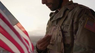 Amerikan Askerleri, Gaziler Günü Anıtı 'nda Ölüleri Düşünüyor.