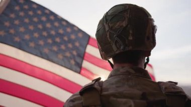 Amerikan Ordusu Gazi Bayramında ABD Bayrağını Gözlemledi.
