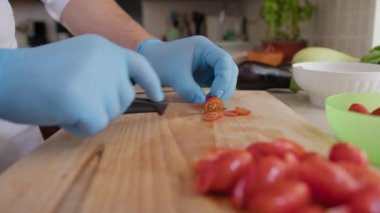 Şef evinde İtalyan balığı yemeği pişiriyor..