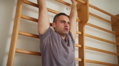 Spor salonunda spor yapan iki kişi.