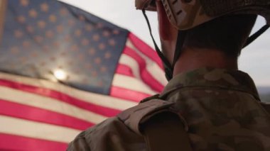 Amerikan Servisi Sunset 'te Bayrak Dalgasını İzliyor.