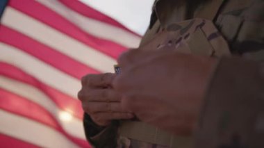 Anma Günü 'nde Amerikan Servisi Sandığa Amerikan Bayrağı Attı.
