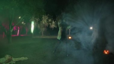 Cadılar Bayramı Kırsalında Canavarlar