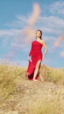 Kırsalda Kırmızı Elbiseyle Dans Eden Genç Kadınlar.