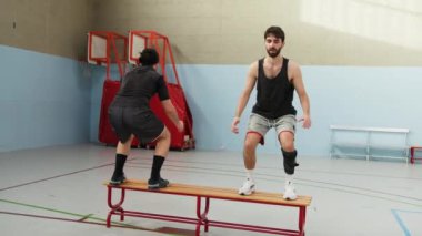 İki çocuk içeride basketbol oynuyor..