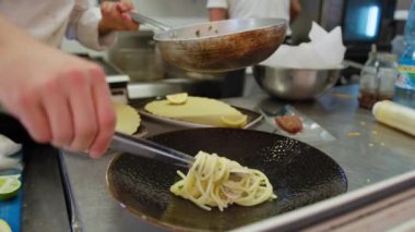 Aşçı lokantada balık pişiriyor..