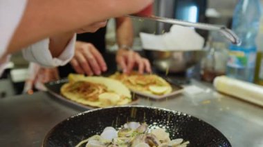 Aşçı lokantada balık pişiriyor..