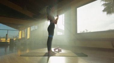 Dans eden kız, siyah takım elbiseli, spor salonu eğitimi alıyor..