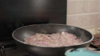 Şef evinde İtalyan balığı yemeği pişiriyor..