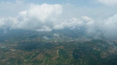 Bulutların Arkasında Uçarak İtalya 'nın Üzerinde Uçmak.