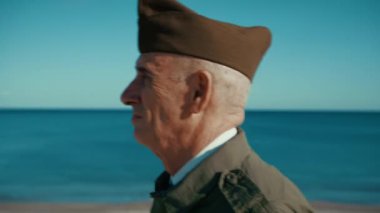 Amerikan Askeri Gazisi Sahilden Okyanusu İzliyor.