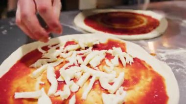 Sokaklarda Napoli Pizzası yapmak.